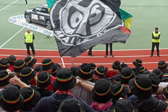 Vorsicht Hutbürger - gesichtet im Gästeblock des Max-Morlock-Stadions