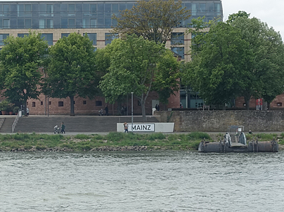 Auf dem Weg zum Nebenfluss