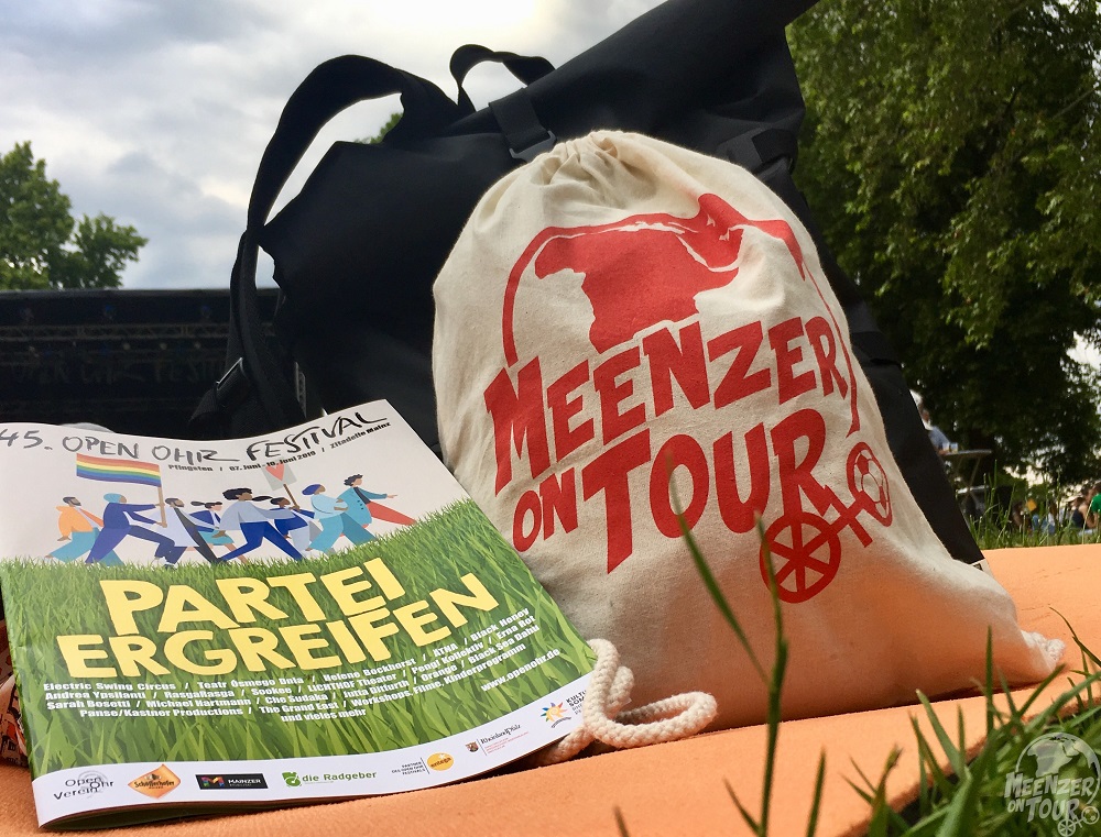  Programmheft und Isomatte sollten auf dem Open Ohr immer überalle dabei sein - passendes Accessoire: der Meenzer-on-Tour-Turnbeutel, fair gehandelt und aus Bio-Baumwolle