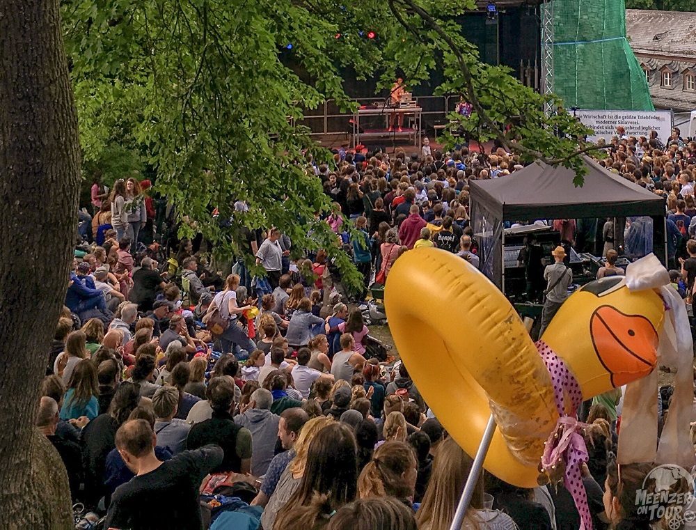 Die Ente ist (genauso wie der Rabe) mittlerweile Dauergast auf dem Open Ohr - hier beim Konzert von Sookee auf dem Drususstein