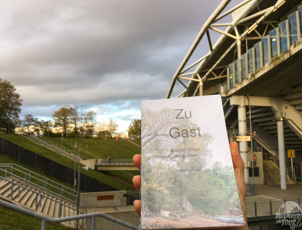  Das Buch schaffte es ins Zentralstadion - das "Videobeweis abschaffen" Banner leider nicht. 