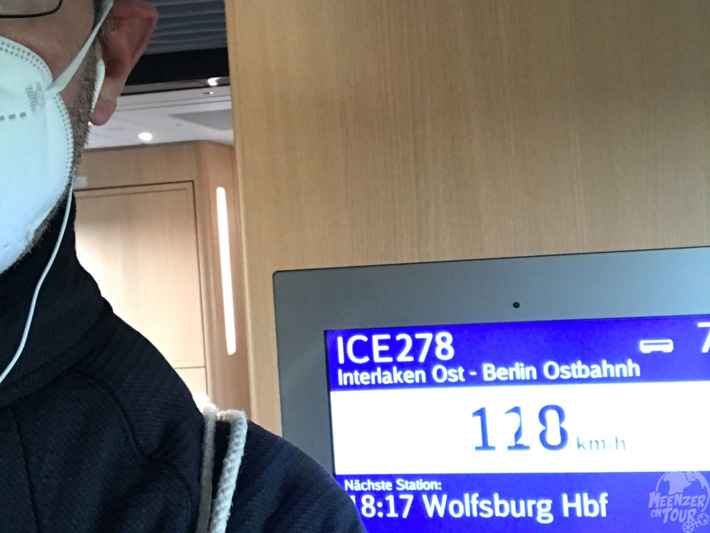 Im ICE278 kurz vor dem Wolfburger Hauptbahnhof.