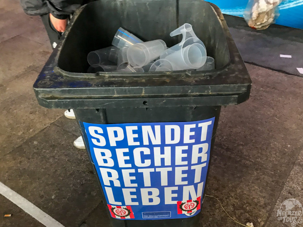 Mülltonne voll mit Pfandbechern, die im Gästeblock von Mainzer Fans gespendet wurden.