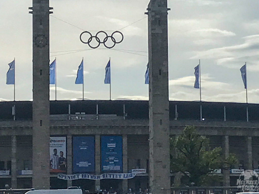 Der Eingang des Berliner Olympia-Stadions mit großem Banner "Spendet Becher Rettet Leben"