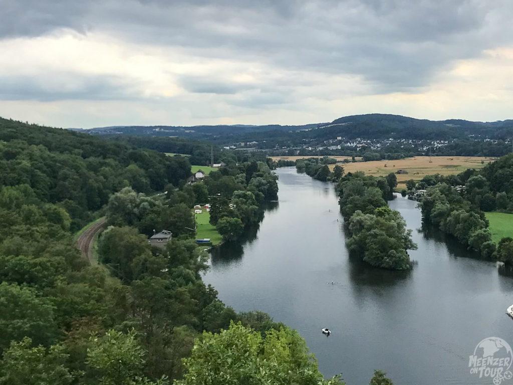 Flusslandschaft und Hügelkette im Hintergrund