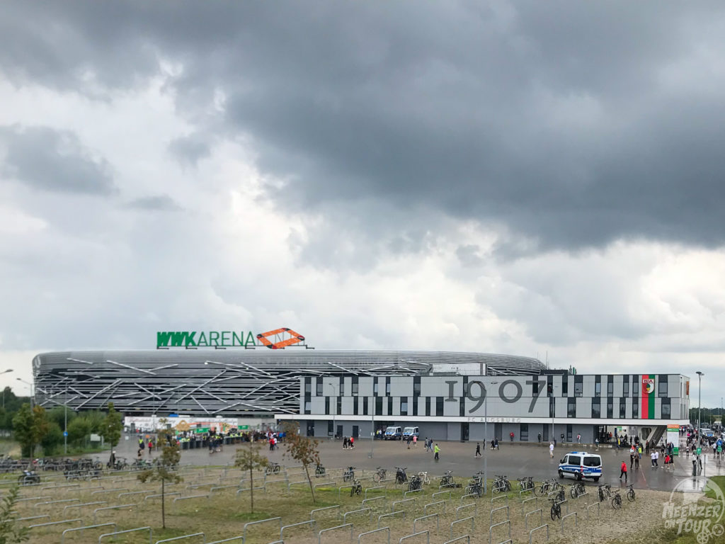 Fußballstadion mit dicken grauen Regenwolken.