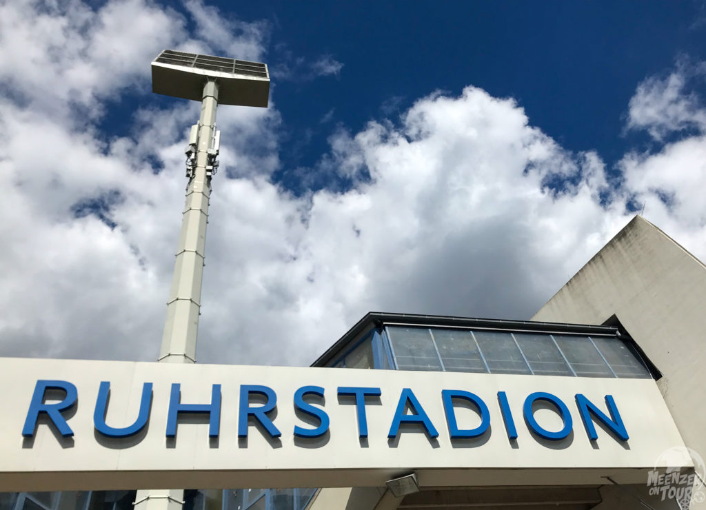 Flutlichtmast und Aufschrift "Ruhrstadion"