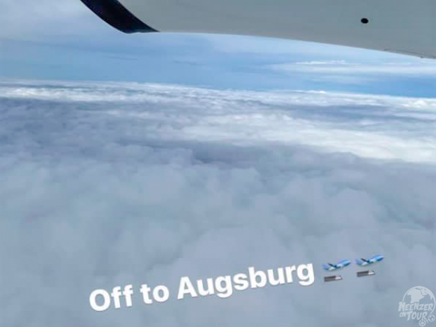 Blick über Wolken mit dem Text "Off to Augsburg"