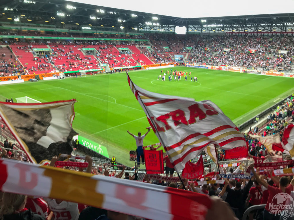 Jubelnde Fußballfans im Stadion