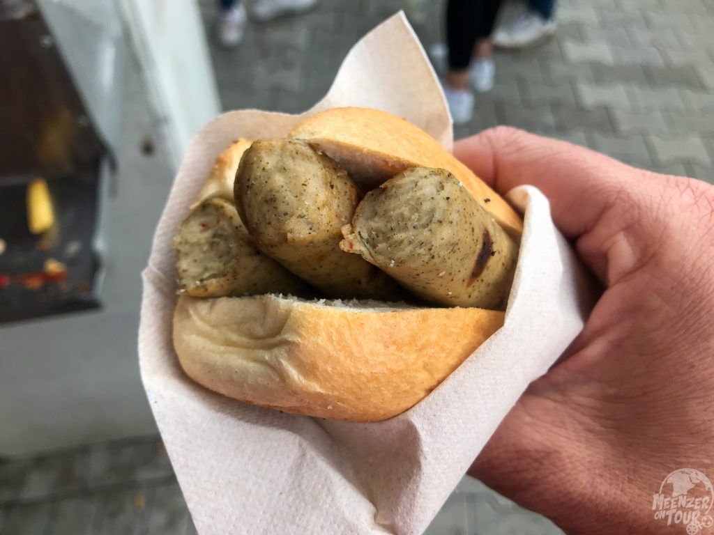 Eine vegane Wurst im Brötchen