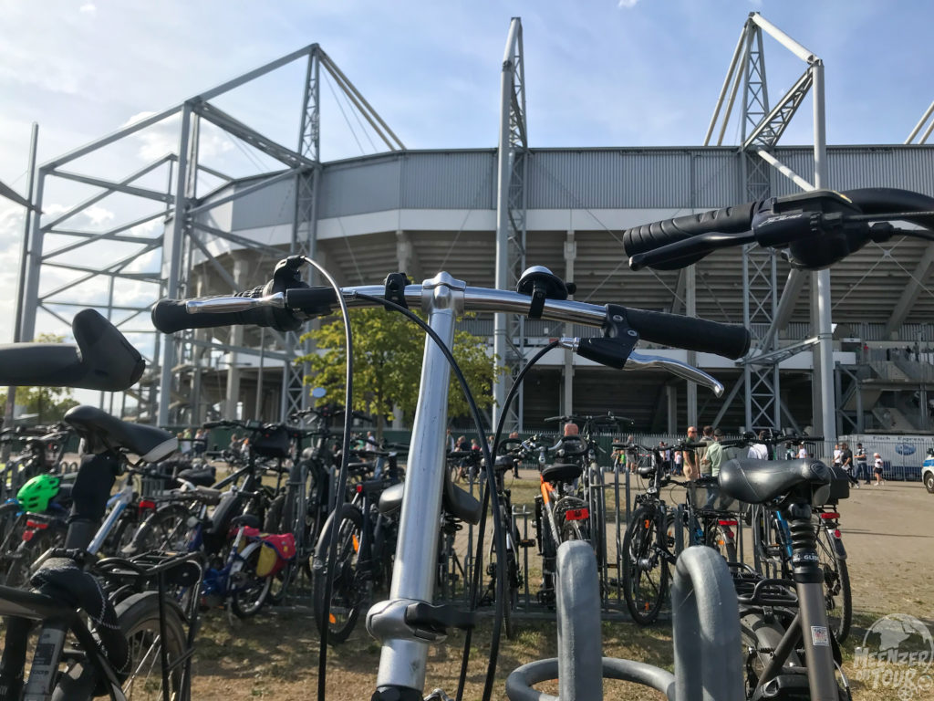 Fahrradparkplatz vor einem Fußballstadion