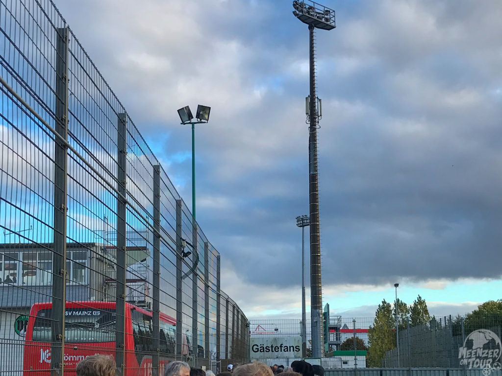 Flutlichtmasten vor einem Stadion