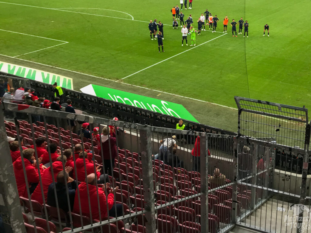 Fans und U19 bauen das Team nach Abpfiff wieder auf