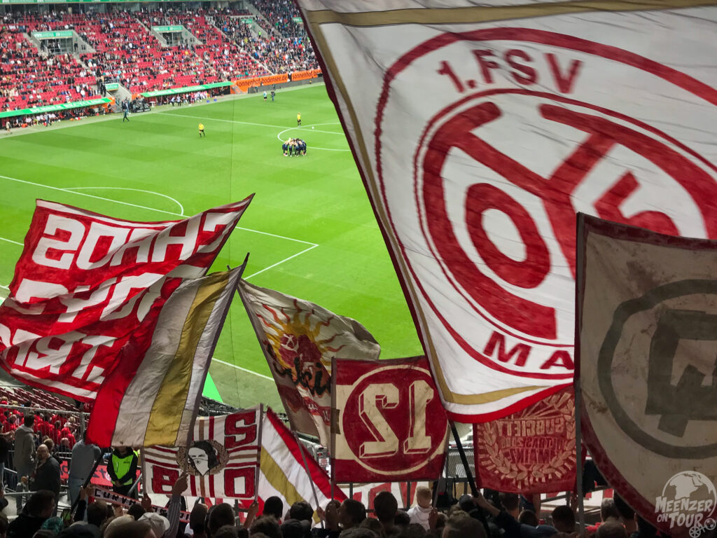 Rund 600 Fans des FSV fanden wir ihren Weg nach Augsburg